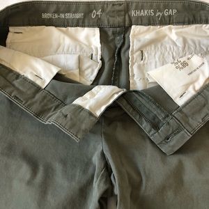 Gap “broken-in straight” khakis size 4 in army green 29” inseam EUC
